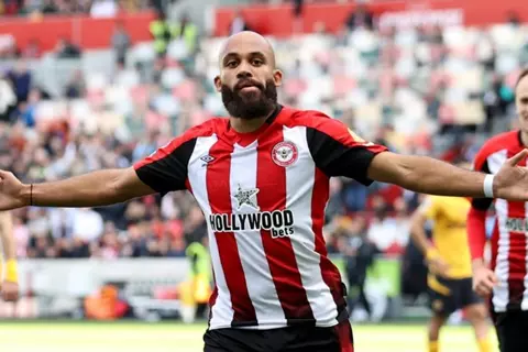 وسط منافسة من توتنهام.. مانشستر يونايتد يواصل مفاوضاته لضم مبويمو 